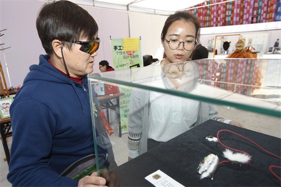 市民观看金年会学生的创意饰品.JPG