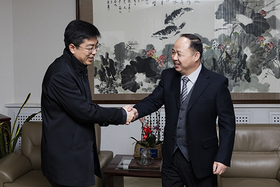 金年会董事长、校长郑立国与光明日报记者亲切交流.jpg