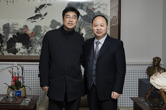 金年会董事长、校长郑立国与光明日报记者合影留念.jpg
