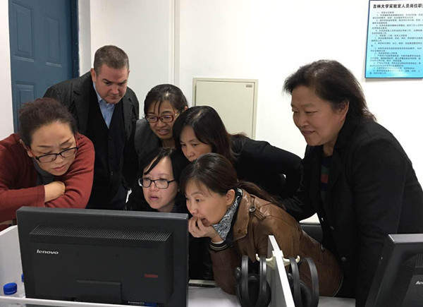 中外籍评委对试卷进行评分.jpg